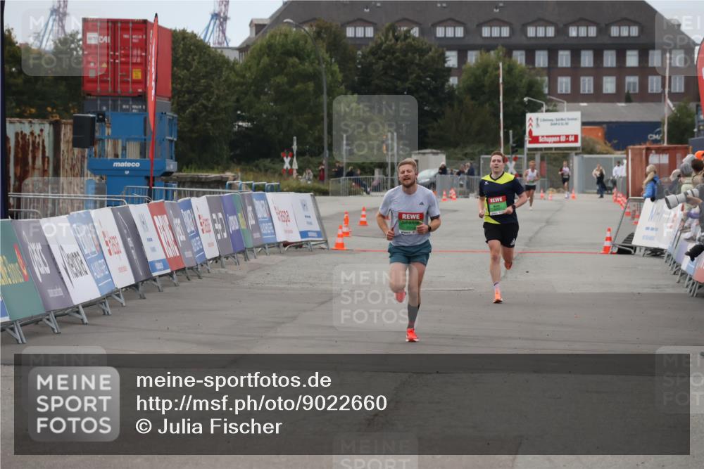 03.10.2025 - Köhlbrandbrückenlauf Julia Fischer http://msf.ph/oto/9022660 03.10.2025 15:49:02 Ziel 7009, 7011 meine-sportfotos.de