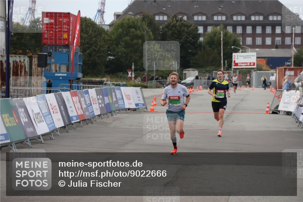 03.10.2025 - Köhlbrandbrückenlauf Julia Fischer http://msf.ph/oto/9022666 03.10.2025 15:49:02 Ziel 7009, 7011 meine-sportfotos.de