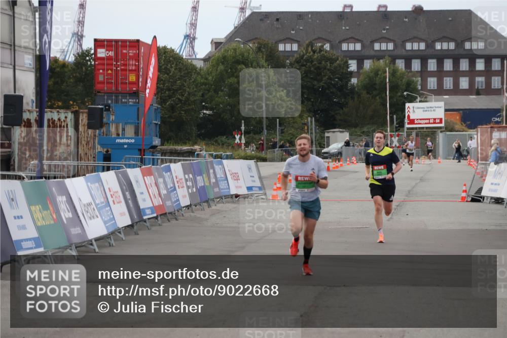 03.10.2025 - Köhlbrandbrückenlauf Julia Fischer http://msf.ph/oto/9022668 03.10.2025 15:49:03 Ziel 7009, 7011 meine-sportfotos.de