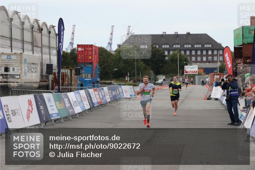 03.10.2025 - Köhlbrandbrückenlauf Julia Fischer http://msf.ph/oto/9022672 03.10.2025 15:49:03 Ziel 7009, 7011 meine-sportfotos.de
