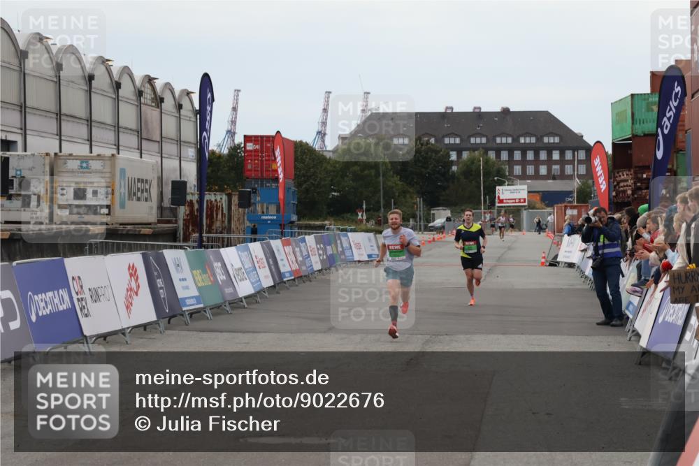 03.10.2025 - Köhlbrandbrückenlauf Julia Fischer http://msf.ph/oto/9022676 03.10.2025 15:49:03 Ziel 7009, 7011 meine-sportfotos.de