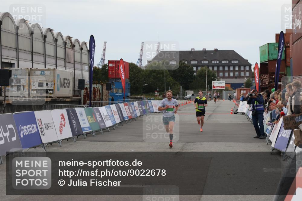 03.10.2025 - Köhlbrandbrückenlauf Julia Fischer http://msf.ph/oto/9022678 03.10.2025 15:49:04 Ziel 7009, 7011, 9662 meine-sportfotos.de