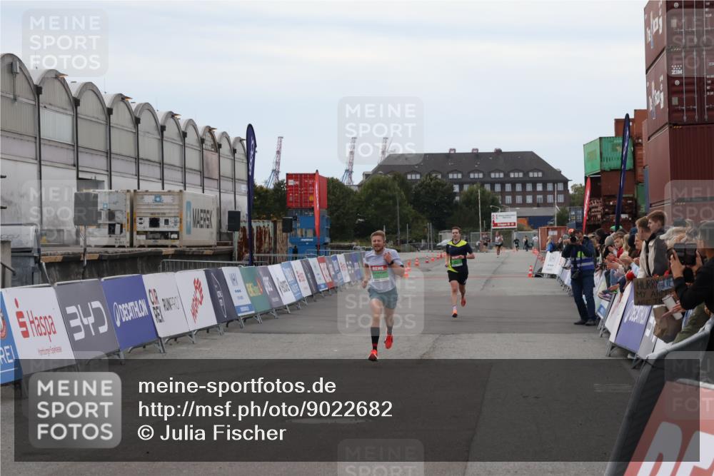 03.10.2025 - Köhlbrandbrückenlauf Julia Fischer http://msf.ph/oto/9022682 03.10.2025 15:49:05 Ziel 7009, 7011, 9662 meine-sportfotos.de