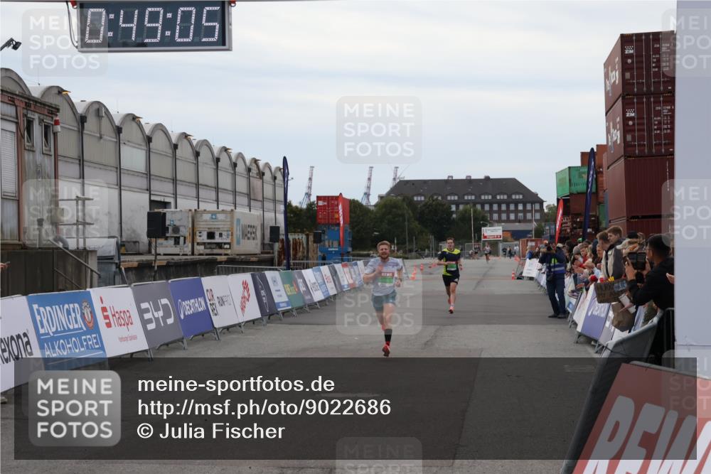 03.10.2025 - Köhlbrandbrückenlauf Julia Fischer http://msf.ph/oto/9022686 03.10.2025 15:49:05 Ziel 7009, 7011, 9662 meine-sportfotos.de