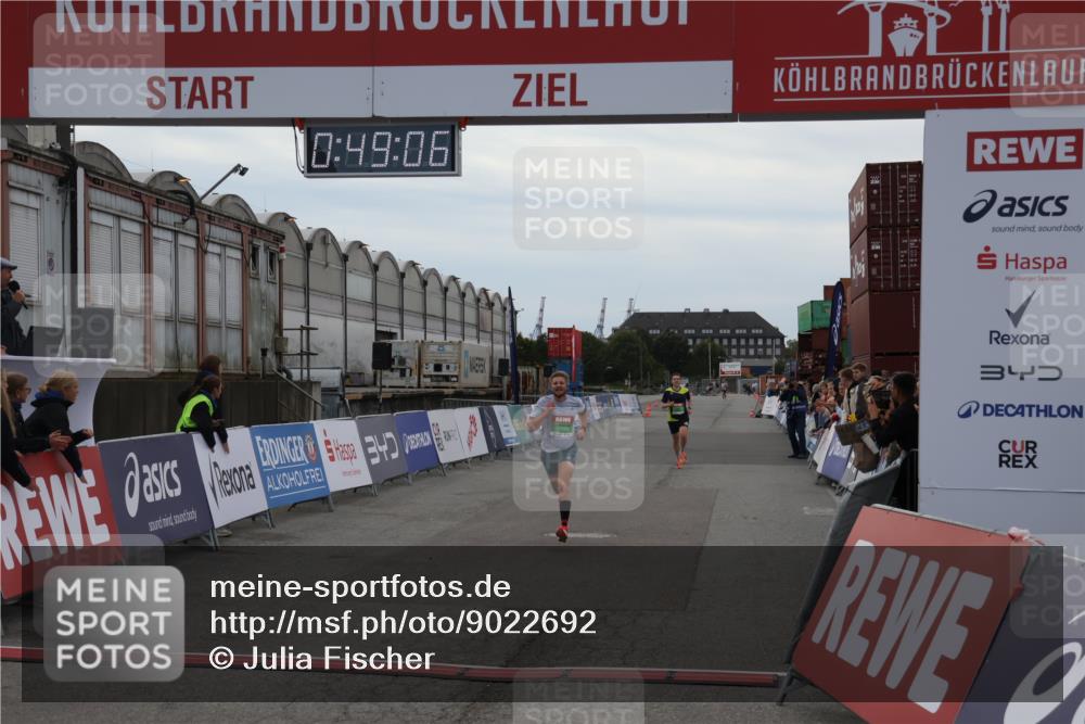 03.10.2025 - Köhlbrandbrückenlauf Julia Fischer http://msf.ph/oto/9022692 03.10.2025 15:49:06 Ziel 7009, 7011, 9662 meine-sportfotos.de