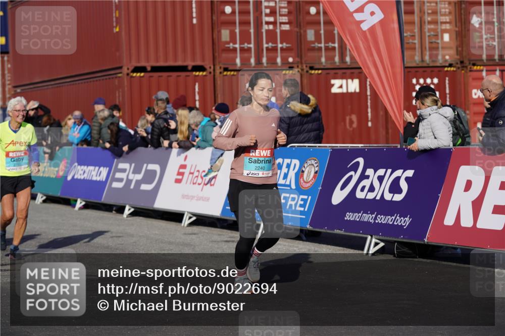 03.10.2025 - Köhlbrandbrückenlauf Michael Burmester http://msf.ph/oto/9022694 03.10.2025 10:24:42 Ziel 1663, 1983, 1990, 2240, 2739, 2742, 2779, 3561 meine-sportfotos.de