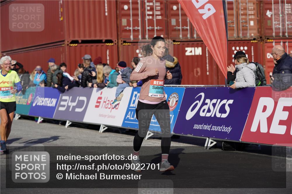 03.10.2025 - Köhlbrandbrückenlauf Michael Burmester http://msf.ph/oto/9022701 03.10.2025 10:24:42 Ziel 1663, 1983, 1990, 2240, 2739, 2742, 2779, 3561 meine-sportfotos.de