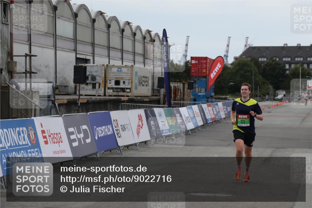 03.10.2025 - Köhlbrandbrückenlauf Julia Fischer http://msf.ph/oto/9022716 03.10.2025 15:49:09 Ziel 7011, 9662 meine-sportfotos.de