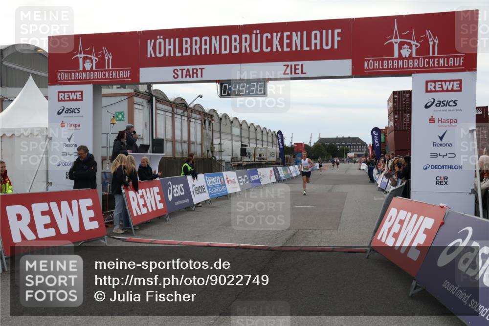 03.10.2025 - Köhlbrandbrückenlauf Julia Fischer http://msf.ph/oto/9022749 03.10.2025 15:49:36 Ziel 9617 meine-sportfotos.de
