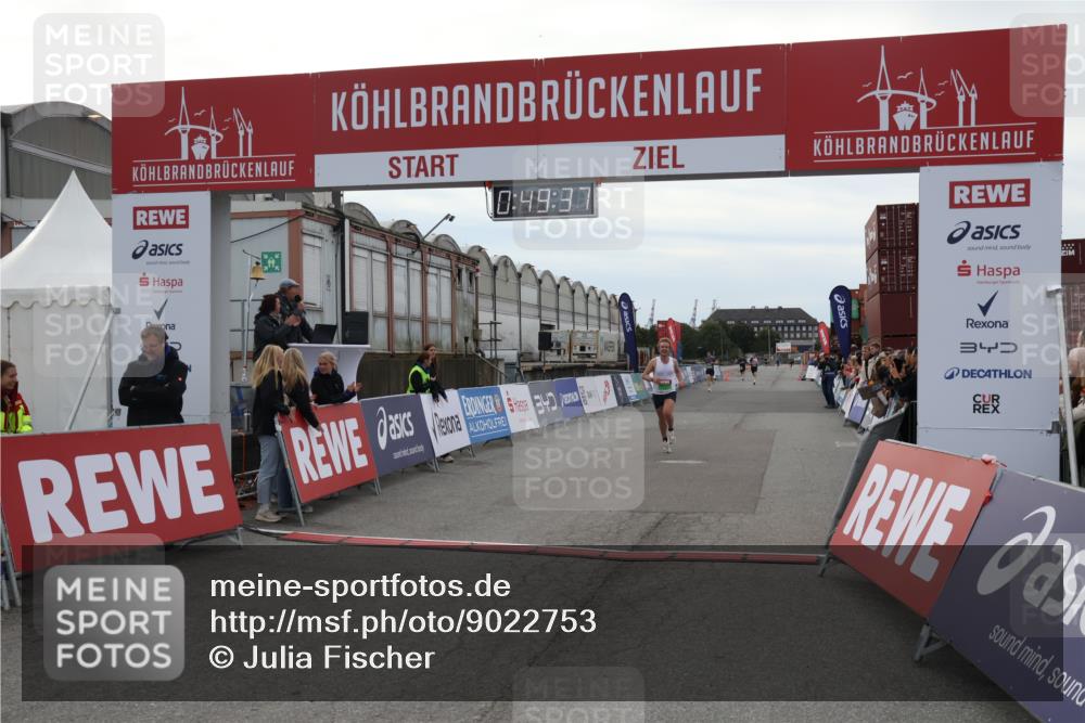03.10.2025 - Köhlbrandbrückenlauf Julia Fischer http://msf.ph/oto/9022753 03.10.2025 15:49:37 Ziel 9617 meine-sportfotos.de