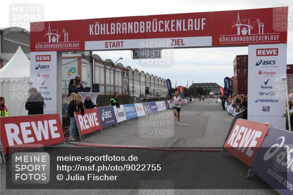 03.10.2025 - Köhlbrandbrückenlauf Julia Fischer http://msf.ph/oto/9022755 03.10.2025 15:49:37 Ziel 9617 meine-sportfotos.de