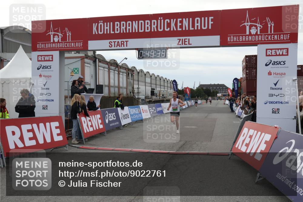 03.10.2025 - Köhlbrandbrückenlauf Julia Fischer http://msf.ph/oto/9022761 03.10.2025 15:49:38 Ziel 9617 meine-sportfotos.de