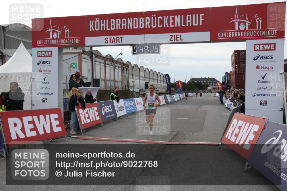 03.10.2025 - Köhlbrandbrückenlauf Julia Fischer http://msf.ph/oto/9022768 03.10.2025 15:49:38 Ziel 9617 meine-sportfotos.de