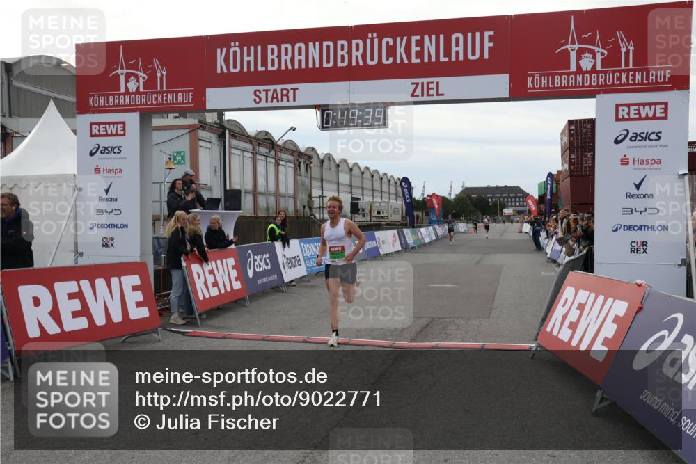 03.10.2025 - Köhlbrandbrückenlauf Julia Fischer http://msf.ph/oto/9022771 03.10.2025 15:49:39 Ziel 9617 meine-sportfotos.de
