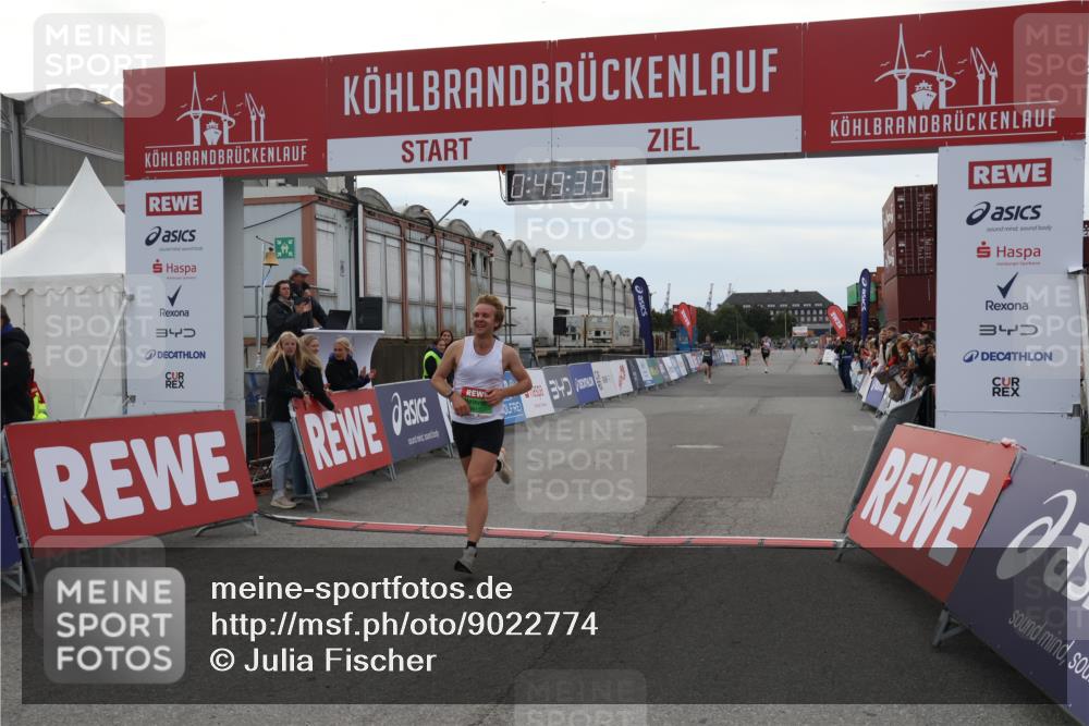 03.10.2025 - Köhlbrandbrückenlauf Julia Fischer http://msf.ph/oto/9022774 03.10.2025 15:49:39 Ziel 9617 meine-sportfotos.de