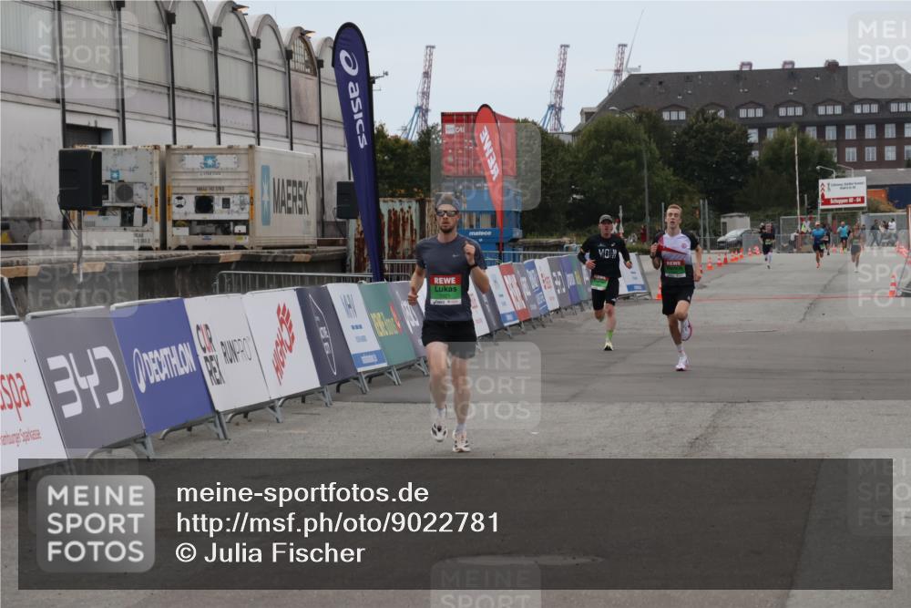 03.10.2025 - Köhlbrandbrückenlauf Julia Fischer http://msf.ph/oto/9022781 03.10.2025 15:49:43 Ziel 7021, 9041, 9617 meine-sportfotos.de