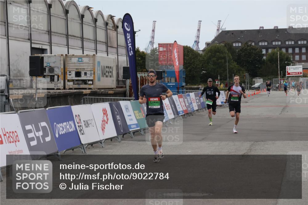 03.10.2025 - Köhlbrandbrückenlauf Julia Fischer http://msf.ph/oto/9022784 03.10.2025 15:49:43 Ziel 7021, 9041, 9617 meine-sportfotos.de