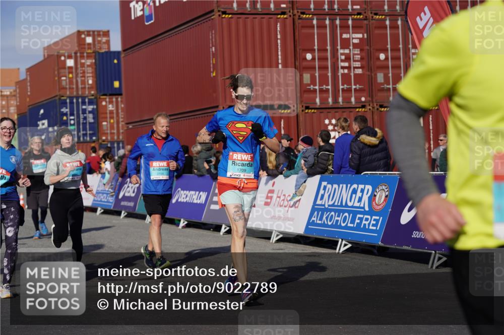 03.10.2025 - Köhlbrandbrückenlauf Michael Burmester http://msf.ph/oto/9022789 03.10.2025 10:24:52 Ziel 1663, 1709, 1734, 1890, 1983, 1990, 2158, 2289, 2356, 3085, 3089, 3090 meine-sportfotos.de