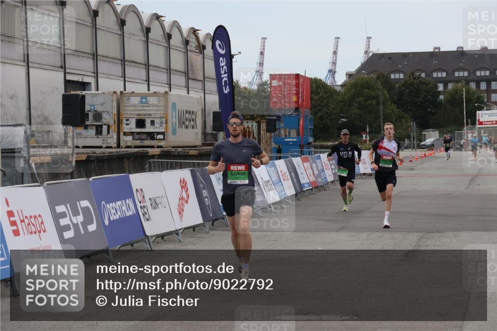 03.10.2025 - Köhlbrandbrückenlauf Julia Fischer http://msf.ph/oto/9022792 03.10.2025 15:49:44 Ziel 7021, 9041, 9549, 9617 meine-sportfotos.de