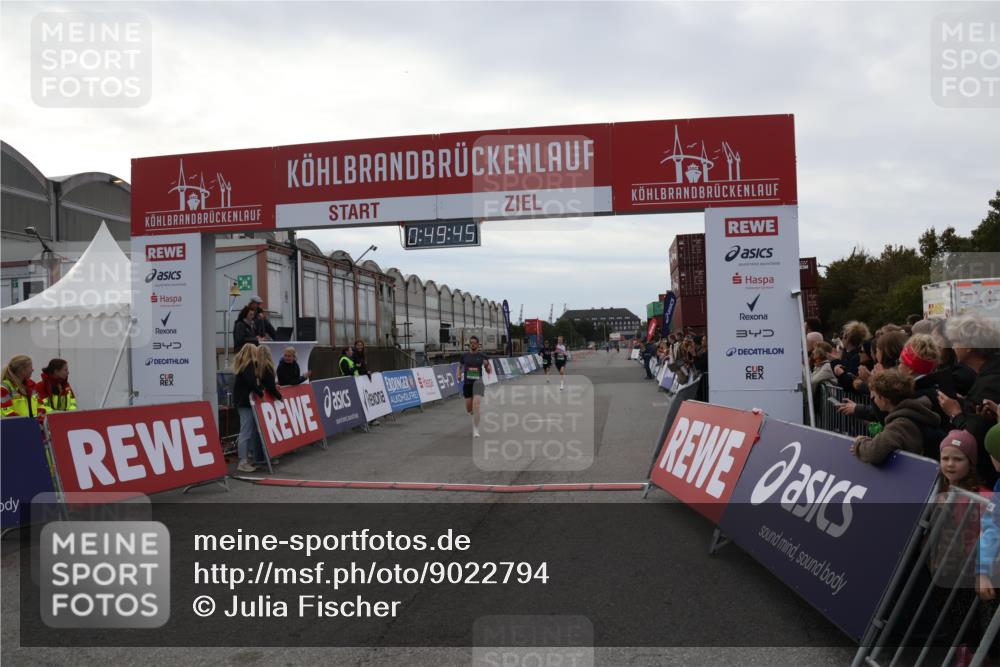 03.10.2025 - Köhlbrandbrückenlauf Julia Fischer http://msf.ph/oto/9022794 03.10.2025 15:49:45 Ziel 7021, 9041, 9549, 9617 meine-sportfotos.de