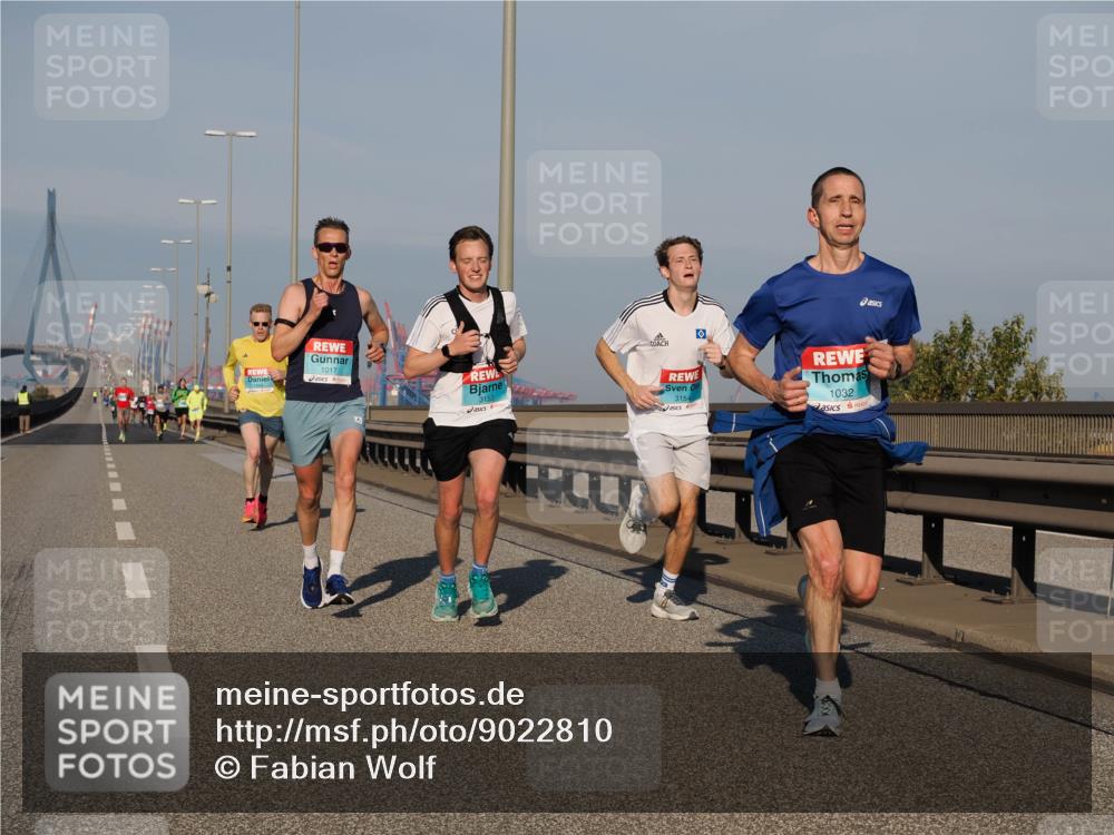 03.10.2025 - Köhlbrandbrückenlauf Fabian Wolf http://msf.ph/oto/9022810 03.10.2025 09:38:54 Position 3 1017, 3153, 3154, 1032 meine-sportfotos.de
