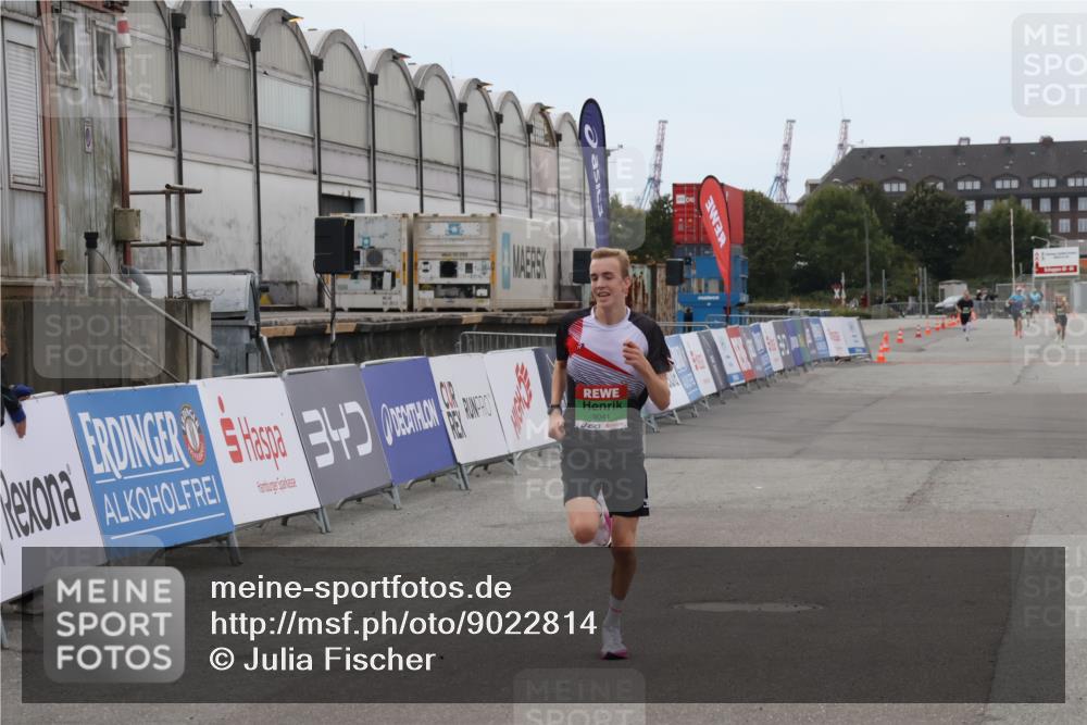 03.10.2025 - Köhlbrandbrückenlauf Julia Fischer http://msf.ph/oto/9022814 03.10.2025 15:49:48 Ziel 7021, 9041, 9549, 9617 meine-sportfotos.de