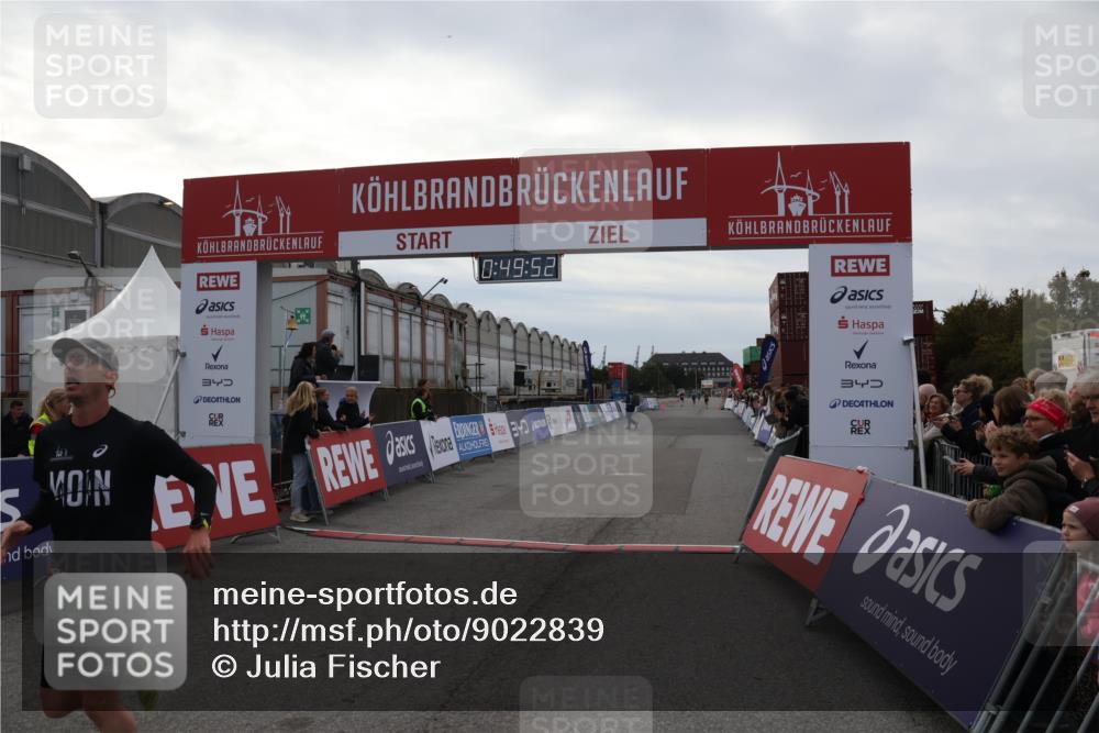 03.10.2025 - Köhlbrandbrückenlauf Julia Fischer http://msf.ph/oto/9022839 03.10.2025 15:49:52 Ziel 7021, 9041, 9549 meine-sportfotos.de