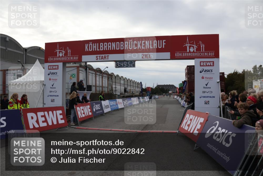 03.10.2025 - Köhlbrandbrückenlauf Julia Fischer http://msf.ph/oto/9022842 03.10.2025 15:49:52 Ziel 7021, 9041, 9549 meine-sportfotos.de