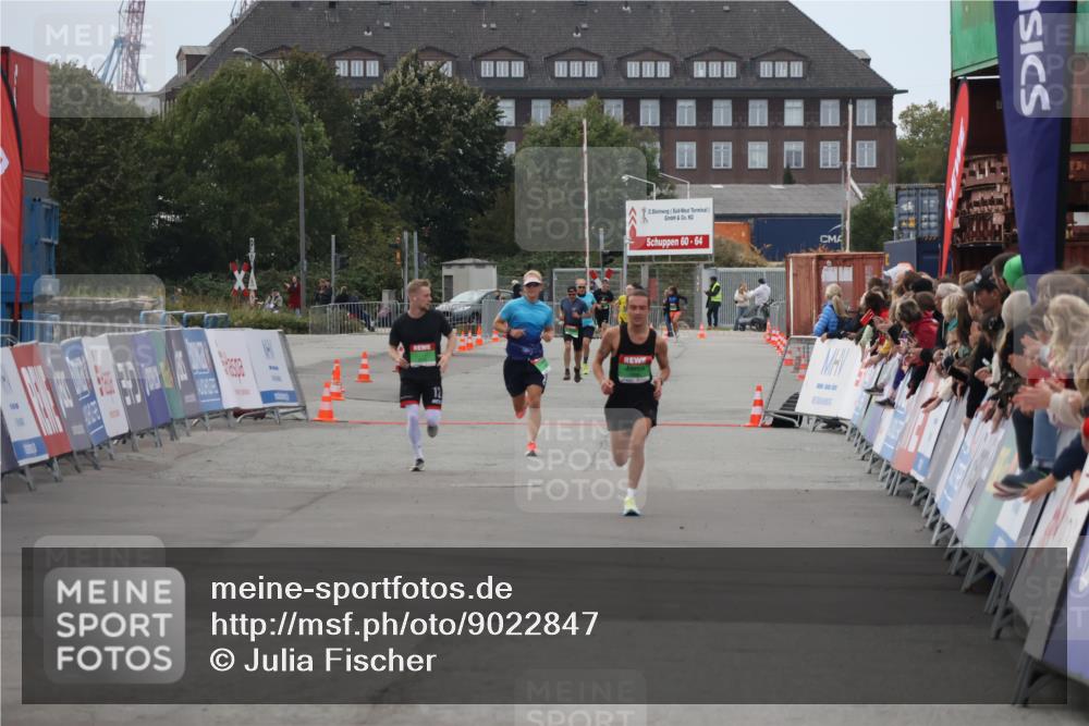 03.10.2025 - Köhlbrandbrückenlauf Julia Fischer http://msf.ph/oto/9022847 03.10.2025 15:50:01 Ziel  meine-sportfotos.de