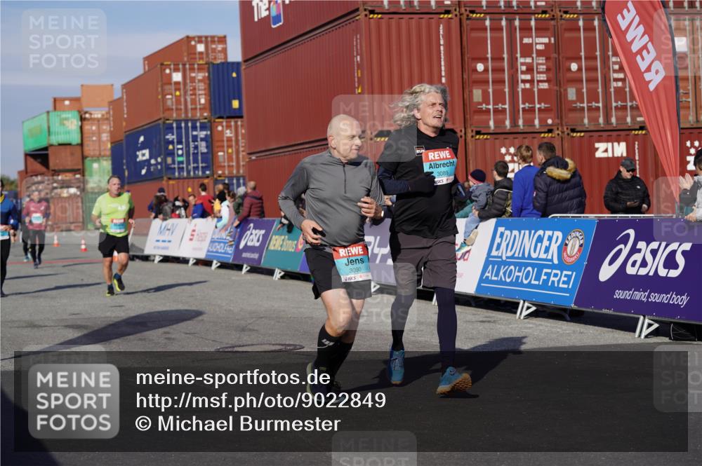 03.10.2025 - Köhlbrandbrückenlauf Michael Burmester http://msf.ph/oto/9022849 03.10.2025 10:24:56 Ziel 1734, 1887, 1890, 2158, 2396, 2408, 3085, 3089, 3090 meine-sportfotos.de