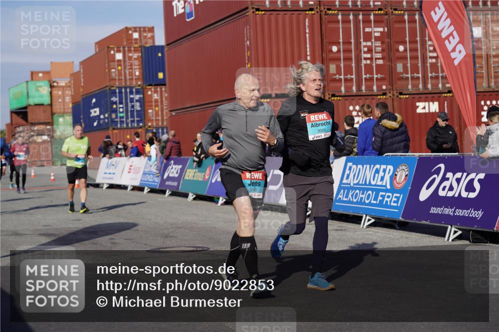 03.10.2025 - Köhlbrandbrückenlauf Michael Burmester http://msf.ph/oto/9022853 03.10.2025 10:24:56 Ziel 1734, 1887, 1890, 2158, 2396, 2408, 3085, 3089, 3090 meine-sportfotos.de