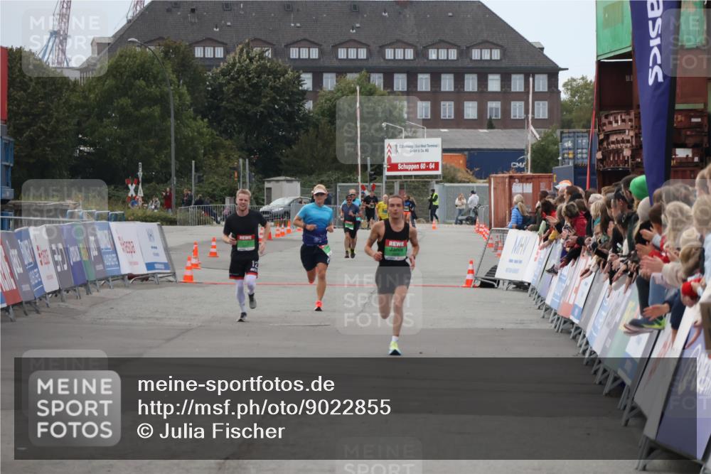 03.10.2025 - Köhlbrandbrückenlauf Julia Fischer http://msf.ph/oto/9022855 03.10.2025 15:50:01 Ziel  meine-sportfotos.de