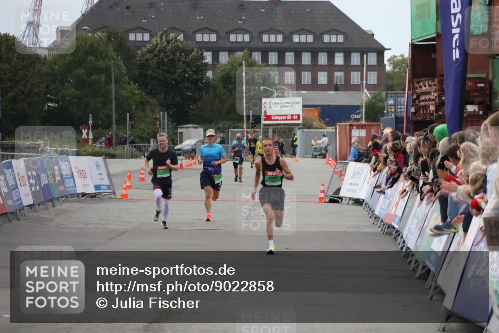 03.10.2025 - Köhlbrandbrückenlauf Julia Fischer http://msf.ph/oto/9022858 03.10.2025 15:50:02 Ziel  meine-sportfotos.de