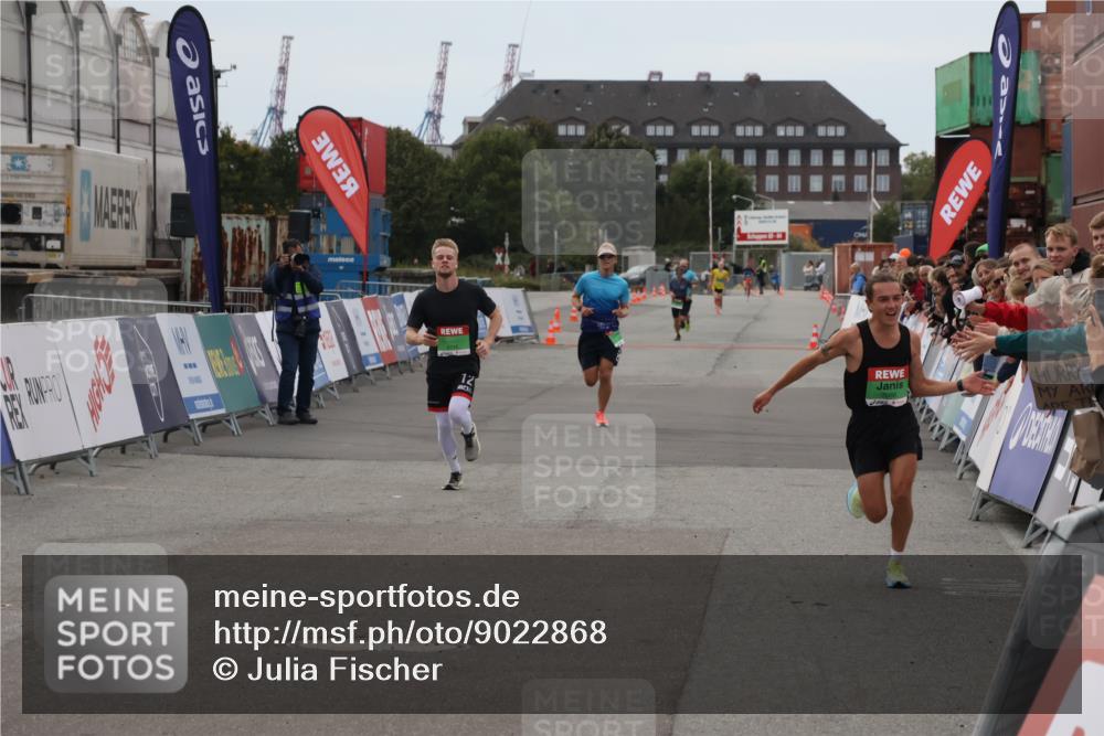 03.10.2025 - Köhlbrandbrückenlauf Julia Fischer http://msf.ph/oto/9022868 03.10.2025 15:50:07 Ziel 7033, 7066, 9742 meine-sportfotos.de