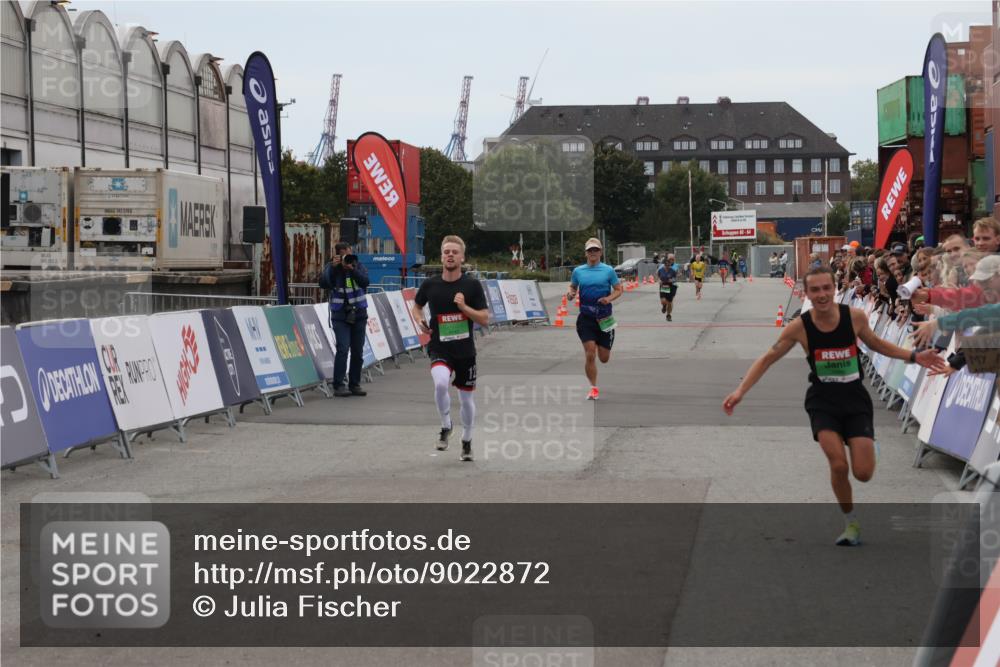 03.10.2025 - Köhlbrandbrückenlauf Julia Fischer http://msf.ph/oto/9022872 03.10.2025 15:50:07 Ziel 7033, 7066, 9742 meine-sportfotos.de