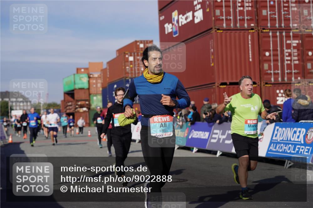 03.10.2025 - Köhlbrandbrückenlauf Michael Burmester http://msf.ph/oto/9022888 03.10.2025 10:25:00 Ziel 1734, 1814, 1887, 1890, 2396, 2408, 3089, 3090, 3234, 3455 meine-sportfotos.de