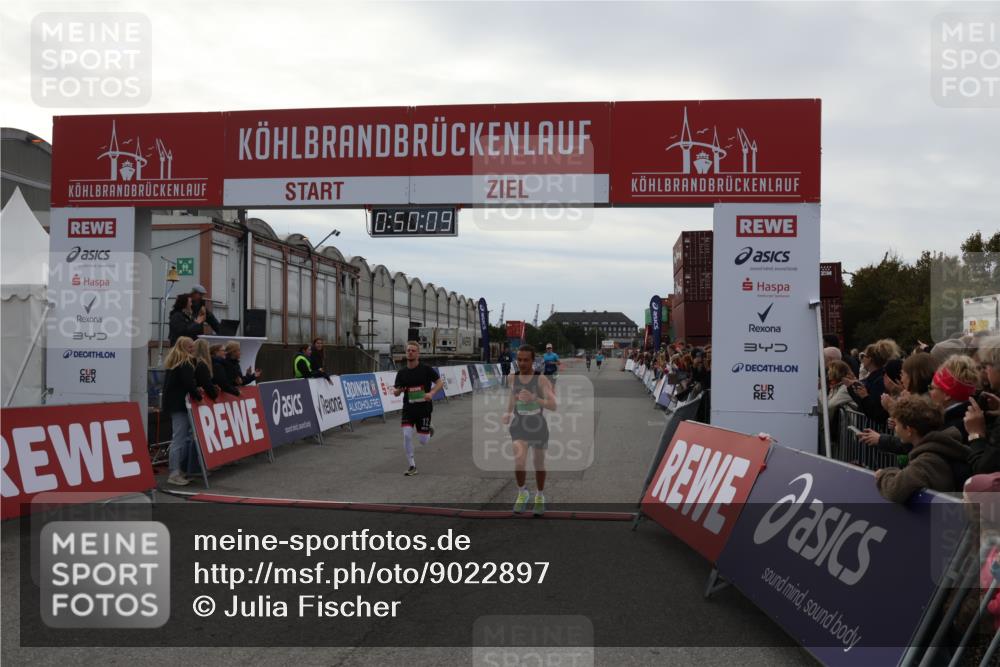 03.10.2025 - Köhlbrandbrückenlauf Julia Fischer http://msf.ph/oto/9022897 03.10.2025 15:50:10 Ziel 7033, 7066, 9742 meine-sportfotos.de