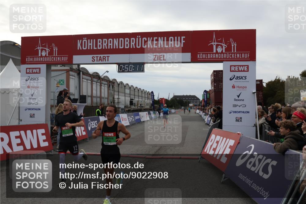 03.10.2025 - Köhlbrandbrückenlauf Julia Fischer http://msf.ph/oto/9022908 03.10.2025 15:50:11 Ziel 7033, 7066, 9742 meine-sportfotos.de