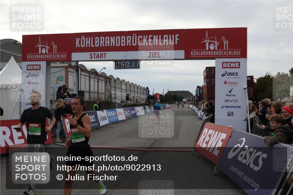 03.10.2025 - Köhlbrandbrückenlauf Julia Fischer http://msf.ph/oto/9022913 03.10.2025 15:50:11 Ziel 7033, 7066, 9742 meine-sportfotos.de