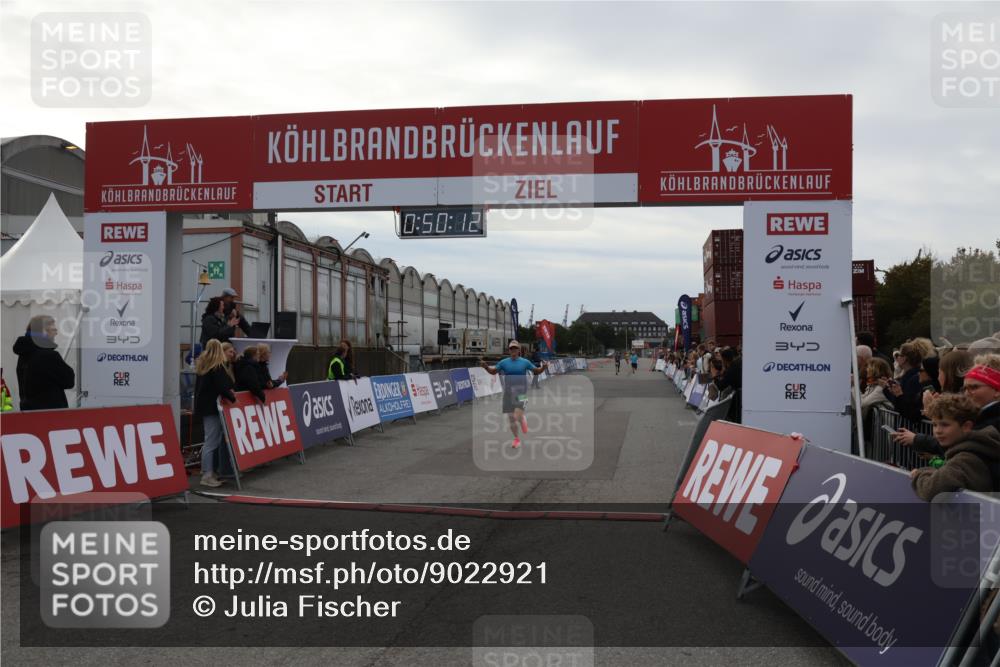 03.10.2025 - Köhlbrandbrückenlauf Julia Fischer http://msf.ph/oto/9022921 03.10.2025 15:50:12 Ziel 7033, 7066, 9742 meine-sportfotos.de