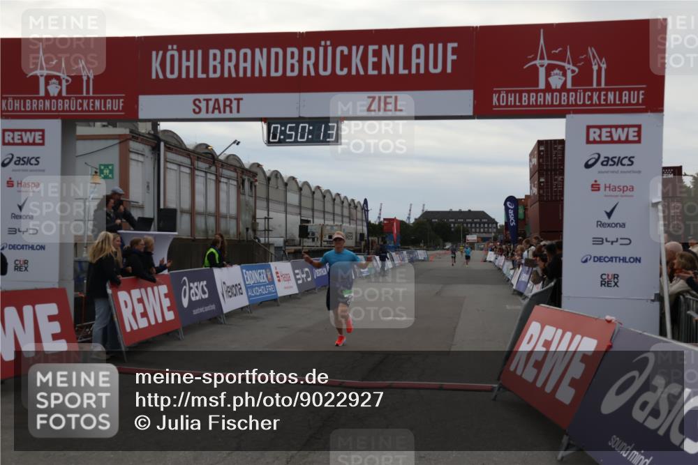 03.10.2025 - Köhlbrandbrückenlauf Julia Fischer http://msf.ph/oto/9022927 03.10.2025 15:50:13 Ziel 7033, 7066, 9742 meine-sportfotos.de