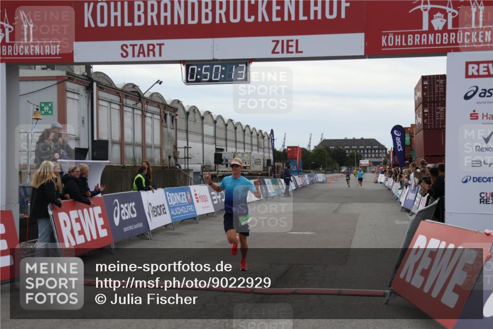 03.10.2025 - Köhlbrandbrückenlauf Julia Fischer http://msf.ph/oto/9022929 03.10.2025 15:50:13 Ziel 7033, 7066, 9742 meine-sportfotos.de