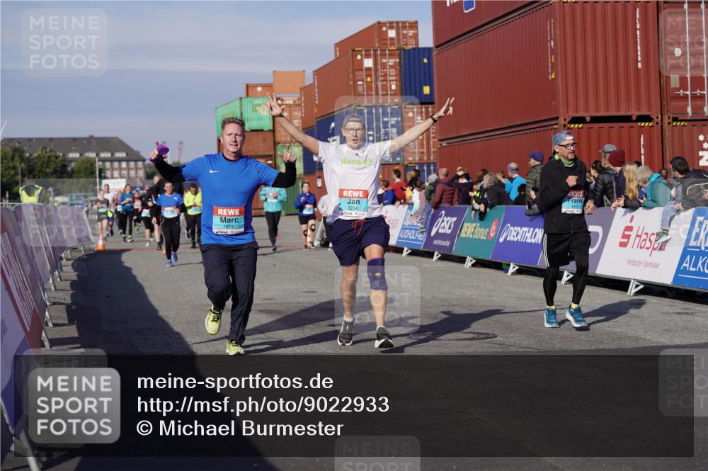 03.10.2025 - Köhlbrandbrückenlauf Michael Burmester http://msf.ph/oto/9022933 03.10.2025 10:25:06 Ziel 1814, 1887, 2083, 2249, 2250, 2396, 2408, 2873, 3084, 3234, 3455, 3519, 3520, 3706 meine-sportfotos.de