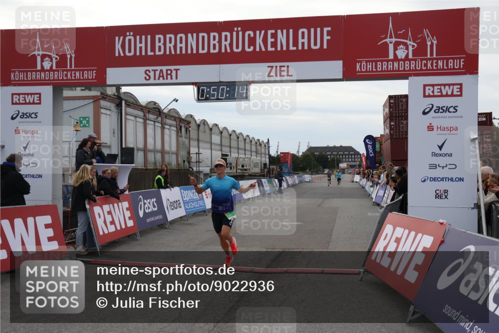 03.10.2025 - Köhlbrandbrückenlauf Julia Fischer http://msf.ph/oto/9022936 03.10.2025 15:50:14 Ziel 7033, 7066, 9742 meine-sportfotos.de