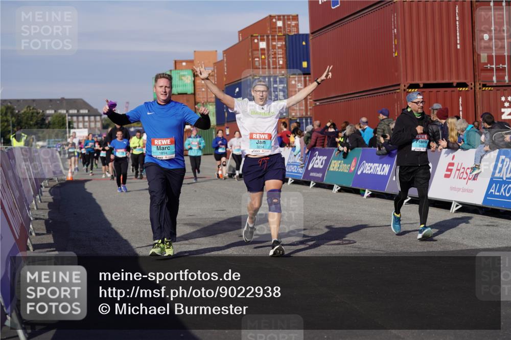 03.10.2025 - Köhlbrandbrückenlauf Michael Burmester http://msf.ph/oto/9022938 03.10.2025 10:25:06 Ziel 1814, 1887, 2083, 2249, 2250, 2396, 2408, 2873, 3084, 3234, 3455, 3519, 3520, 3706 meine-sportfotos.de
