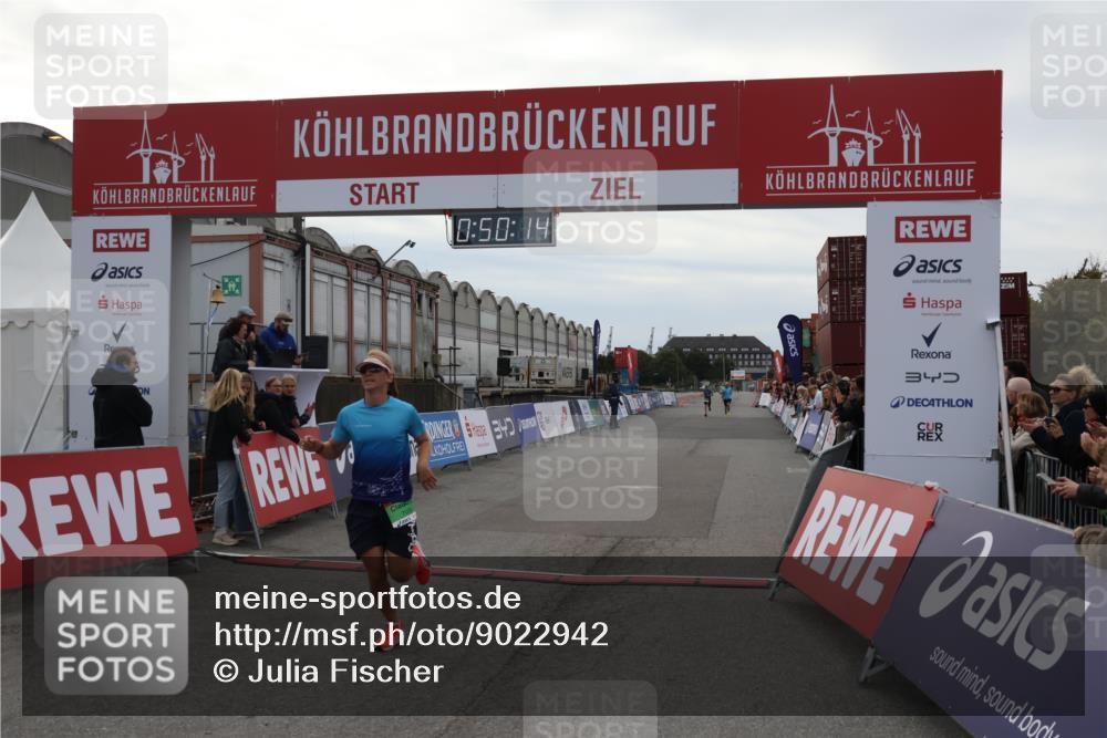 03.10.2025 - Köhlbrandbrückenlauf Julia Fischer http://msf.ph/oto/9022942 03.10.2025 15:50:14 Ziel 7033, 7066, 9742 meine-sportfotos.de