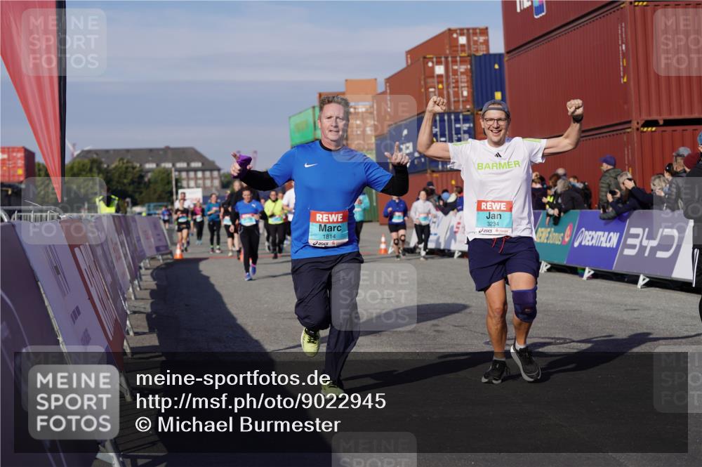 03.10.2025 - Köhlbrandbrückenlauf Michael Burmester http://msf.ph/oto/9022945 03.10.2025 10:25:06 Ziel 1814, 1887, 2083, 2249, 2250, 2396, 2408, 2873, 3084, 3234, 3455, 3519, 3520, 3706 meine-sportfotos.de
