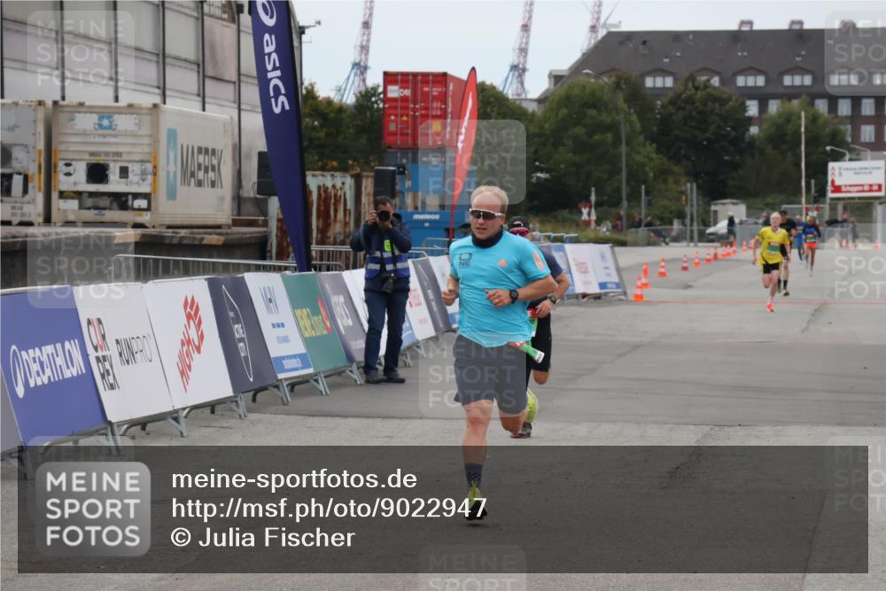03.10.2025 - Köhlbrandbrückenlauf Julia Fischer http://msf.ph/oto/9022947 03.10.2025 15:50:21 Ziel 7033, 7045, 9713 meine-sportfotos.de