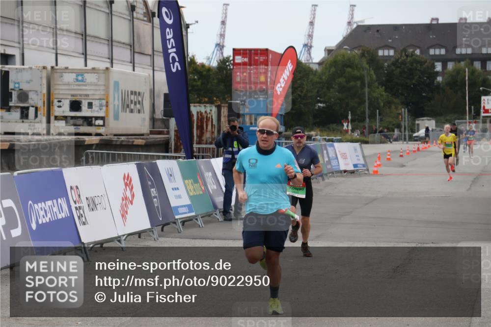 03.10.2025 - Köhlbrandbrückenlauf Julia Fischer http://msf.ph/oto/9022950 03.10.2025 15:50:21 Ziel 7033, 7045, 9713 meine-sportfotos.de