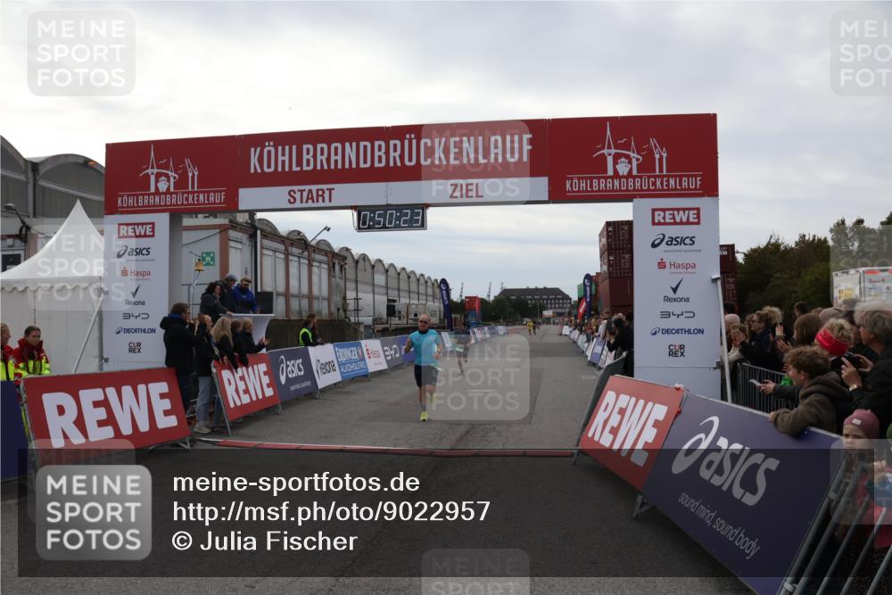 03.10.2025 - Köhlbrandbrückenlauf Julia Fischer http://msf.ph/oto/9022957 03.10.2025 15:50:23 Ziel 7033, 7045, 9713 meine-sportfotos.de